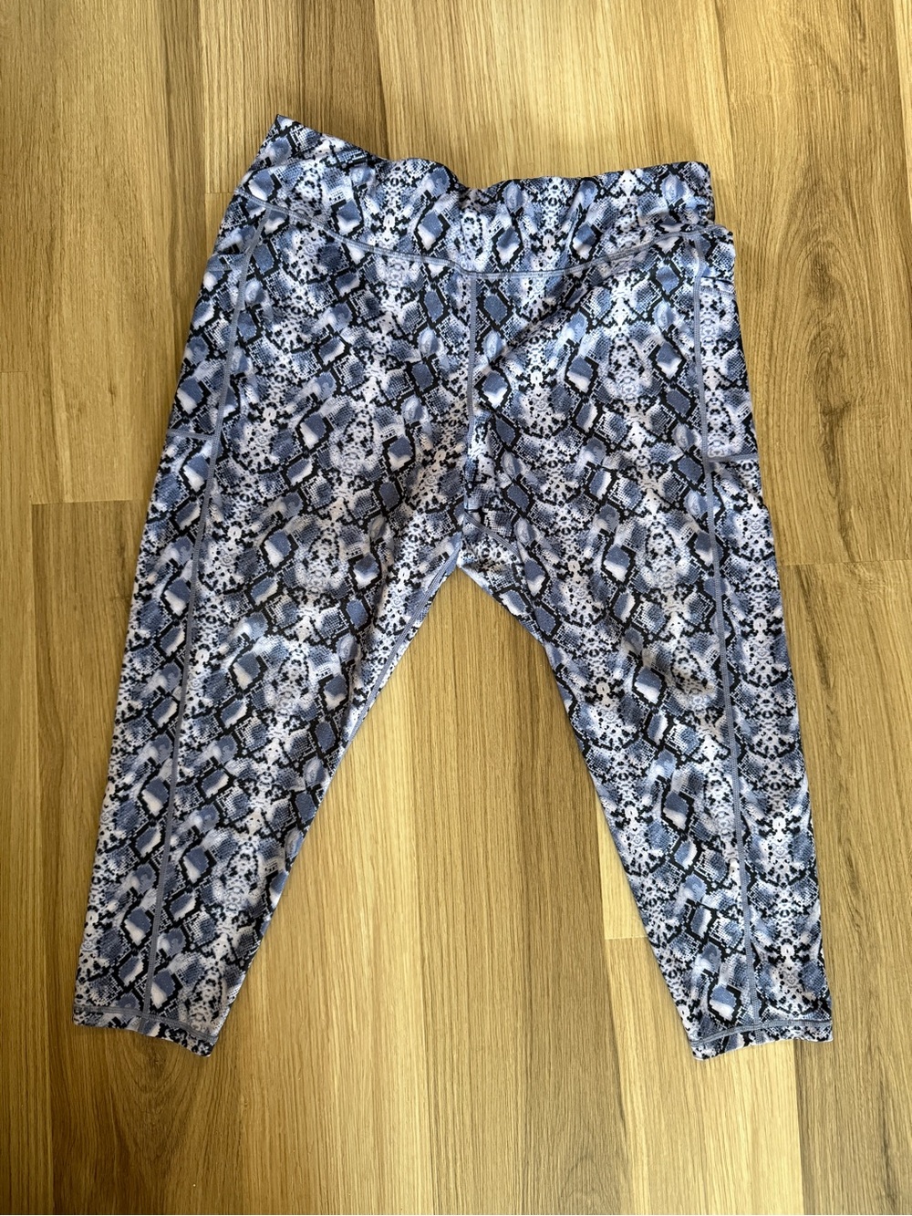 Ideology Snake Print Leggings in Purple and Black (0011)
